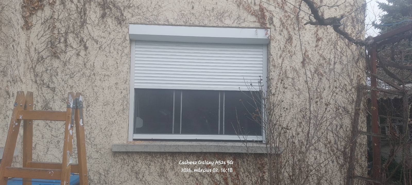 Külső tokos redőny ablakra, rendezett homlokzati illesztéssel.